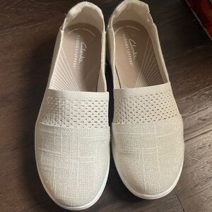New Clarks Women's Flats (cream color)